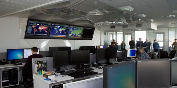 Her ved ESETs viruslab i Bratislava mottas rundt 200.000 nye varianter av ondsinnet programvare hver dag. Det meste analyseres automatisk ved hjelp av datamaskiner, men av og til må ESETs spesialister undersøke den skadelige koden manuelt for å finne ut hvordan den fungerer. (Foto: Kurt Lekanger)